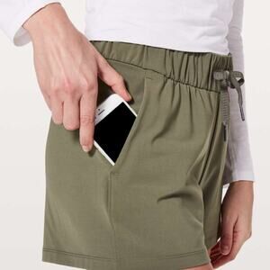 Lululemon On The Fly Short *2.5" Sage Size 4